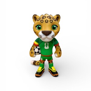 Puede incluir: Figura impresa en 3D de un guepardo de dibujos animados que lleva un uniforme de f&uacute;tbol verde con el n&uacute;mero 3. El guepardo sostiene un bal&oacute;n de f&uacute;tbol blanco y negro. El guepardo tiene un cuerpo marr&oacute;n con manchas marrones y ojos verdes.