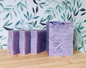 Jabón de lavanda púrpura de 1" de grosor. Hecho a mano con manteca de karité y aceite de oliva.