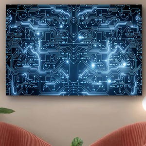 Op de afbeelding: Een canvas print met een gedetailleerd, gloeiend blauw printplaatontwerp tegen een donkerblauwe achtergrond. Het ingewikkelde netwerk van lijnen en knooppunten creëert een futuristische, technologische esthetiek. Het kunstwerk is aan een muur boven een rode stoel bevestigd.