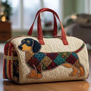 Puede incluir: Una bolsa de lona acolchada de color crema con un diseño de perro salchicha. El perro tiene la cara y el cuerpo negros, marrones y amarillos. La bolsa tiene asas rojas y un colorido estampado de patchwork en el cuerpo del perro. La bolsa mide unos 30 cm de alto y 51 cm de ancho.