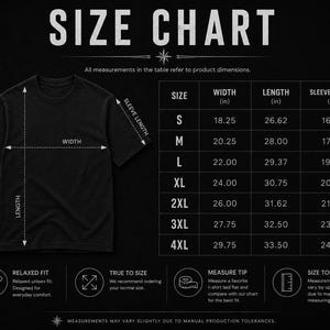 Puede incluir: Una tabla de tallas para camiseta negra que muestra un diagrama de la prenda con flechas que indican ancho, largo y largo de manga. Una tabla enumera las tallas de S a 4XL con medidas en pulgadas. El texto incluye Relaxed Fit y True to Size.