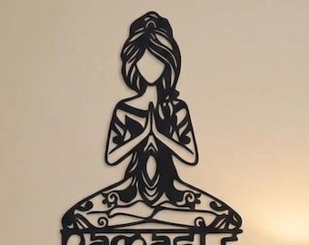 Decorazione murale in metallo con scritta Namaste, silhouette di donna in meditazione, arredamento zen per la casa.