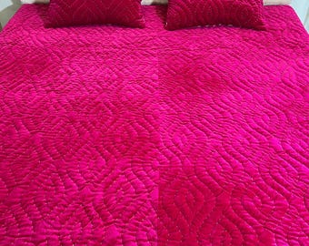 Stylish Fuchsia Velvet Blanket – Cozy Handcrafted Quilt