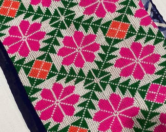 Handgefertigter Berber Teppich aus Wolle mit buntem Muster