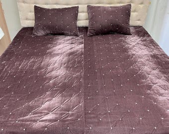Hellbraunes handgenähtes Samt-Quilt-Set - weiche Tröster-Tagesdecke mit Kissenbezügen