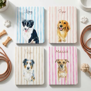 Puede incluir: Cuatro cuadernos con retratos de perros. Cada cuaderno presenta una raza de perro diferente y un nombre: King, Piper, Fuller y Mazzie. Las cubiertas tienen fondos de rayas verticales en azul, rosa, beige y rosa. Accesorios: golosinas para perros y correa.
