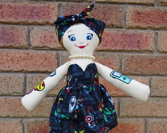 Tatoué Geekabilly poupée avec robe à imprimé tatouage et-chiffon