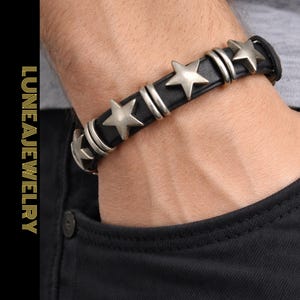 Zwarte leren herenarmband met verstelbare gespsluiting