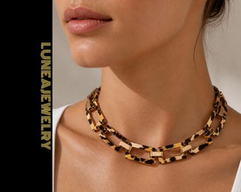 Collar con cadena gruesa de estampado de leopardo, acrílico y eslabones dorados. Joyería llamativa.