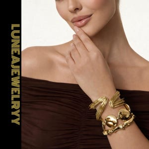 Set aus abstrakten Armreifen in Gold – Skulpturale Statement-Armreifen, moderner minimalistischer Schmuck