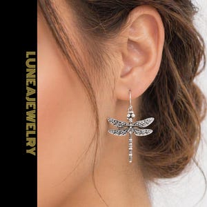 Orecchini pendenti a forma di libellula in argento, stile vintage minimalista, gioielli ispirati alla natura.