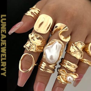 Set aus goldenen, strukturierten Statement-Ringen mit Kunstperlen, übergroß und massiv