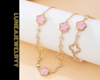Conjunto de collar y pulsera con trébol dorado y amuleto floral rosa de la suerte