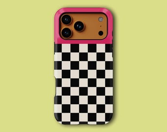 Puede incluir: Funda de teléfono con marco de cámara rosa y patrón de cuadros blancos y negros. El área de la cámara es de color canela con tres lentes negras. Sobre un fondo verde claro.