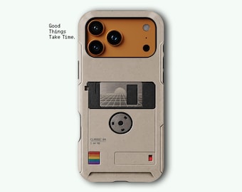 Może przedstawiać: Beżowe etui na telefon z wzorem retro dyskietki i musztardowo-żółtym obszarem aparatu. Etui zawiera tekst Good Things Take Time, Classic 84, 1.44 MB, grafikę z krajobrazem w kratkę oraz małą kwadratową ikonę tęczy.