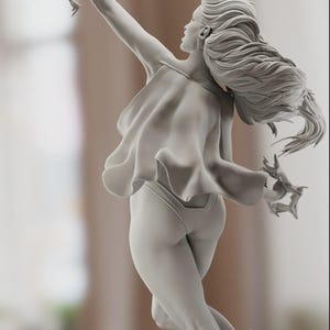 K&ouml;nnte beinhalten: Detaillierte, graue Skulptur einer Frau in Bewegung, mit flie&szlig;endem Haar und einem drapierten Oberteil. Die Figur greift nach oben, h&auml;lt stilisierte Objekte in den H&auml;nden und tr&auml;gt einen Body. Die Skulptur ist aus einem niedrigen Winkel aufgenommen, was die dynamische Pose betont.
