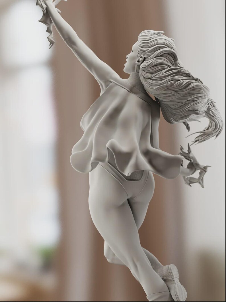 K&ouml;nnte beinhalten: Detaillierte, graue Skulptur einer Frau in Bewegung, mit flie&szlig;endem Haar und einem drapierten Oberteil. Die Figur greift nach oben, h&auml;lt stilisierte Objekte in den H&auml;nden und tr&auml;gt einen Body. Die Skulptur ist aus einem niedrigen Winkel aufgenommen, was die dynamische Pose betont.
