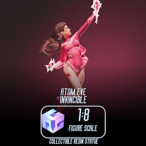 K&ouml;nnte beinhalten: Sammler-Harzstatue von Atom Eve aus Invincible, im Ma&szlig;stab 1:8. Die Statue zeigt einen rosa Body und Umhang, wobei sich die Figur in einer dynamischen Pose befindet. Das Bild enth&auml;lt den Namen der Figur und den Ma&szlig;stab.