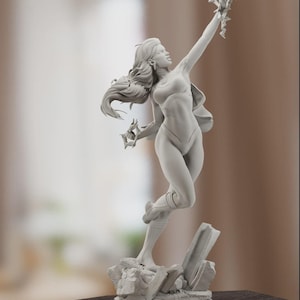 K&ouml;nnte beinhalten: Eine graue Skulptur einer Frau in dynamischer Pose, die eine stilisierte Flamme &uuml;ber ihrem Kopf h&auml;lt. Die Figur ist in einem figurbetonten Outfit mit flie&szlig;endem Haar und einem Umhang gekleidet. Die Skulptur ist auf einem felsigen Sockel montiert.