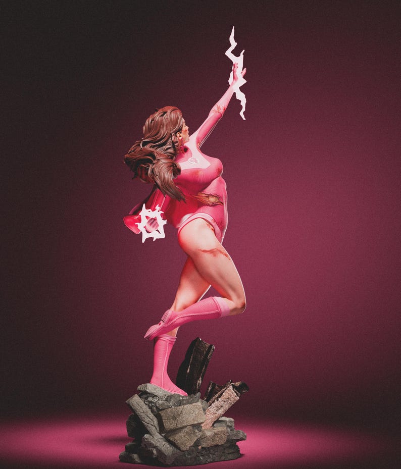 K&ouml;nnte beinhalten: Eine pinkfarbene Figur einer Frau in dynamischer Pose, die wei&szlig;e Blitze h&auml;lt. Sie tr&auml;gt einen pinkfarbenen Body und Stiefel mit braunen Haaren. Die Figur steht auf einem felsigen Sockel vor einem dunkelrosa Hintergrund.