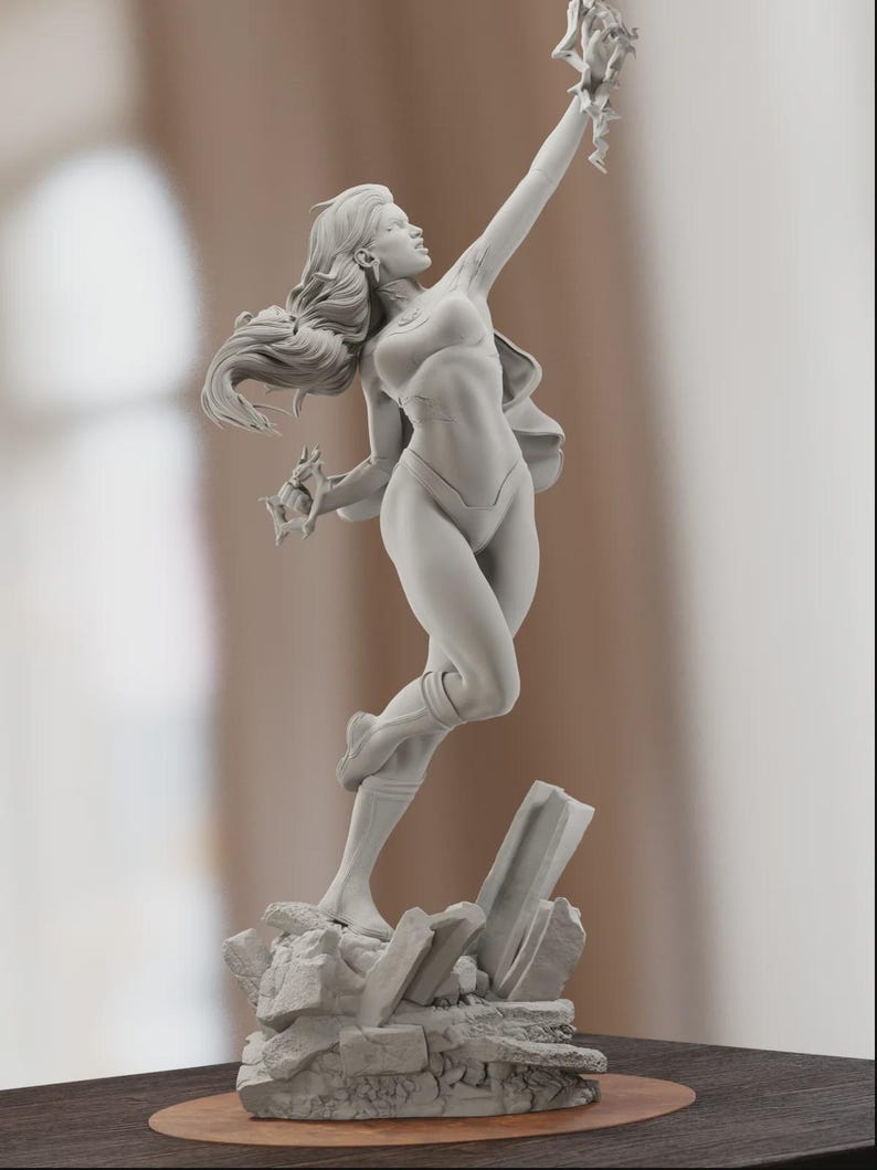 K&ouml;nnte beinhalten: Graue Skulptur einer Frau in dynamischer Pose, mit einem Arm erhoben und dem anderen eine Ansammlung von Objekten haltend. Die Figur steht auf einem felsigen Sockel. Die Skulptur hat langes, flie&szlig;endes Haar und tr&auml;gt ein figurbetontes Outfit.