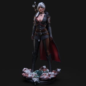 Puede incluir: Figura detallada de una mujer con un atuendo de fantasía, con una espada en la espalda. Viste un atuendo gris oscuro y marrón con una capa roja. La figura se encuentra sobre una base detallada con un emblema plateado.