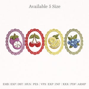 Könnte beinhalten: Gestickte Fruchtdesigns in ovalen Rahmen. Das Bild zeigt eine Mangostane, Kirschen, Zitronenscheiben und Blaubeeren. Jedes Design befindet sich in einem andersfarbigen Rahmen. Der Text "Available 5 Size" steht oben.