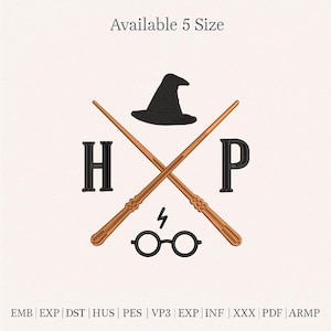 Puede incluir: Diseño bordado con un sombrero de bruja negro, varitas cruzadas, gafas y un rayo. Las letras "H" y "P" flanquean las varitas. El texto "Available 5 Size" está en la parte superior.