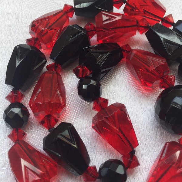 Stunning Art Deco Gablonz Glass Bead Necklace in Red and Black.