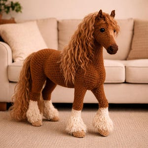 以下が含まれることがあります： 茶色の手編み馬。長く流れるようなたてがみと尾が特徴です。足にはクリーム色のアクセントがあり、ニュートラルな色のカーペットの上に立っています。装飾品です。