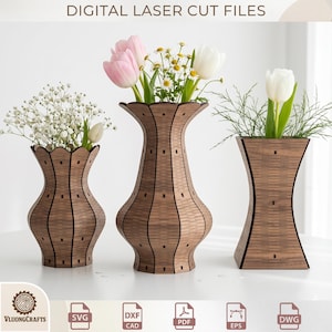 Op de afbeelding: Drie houten vazen met lasergesneden patronen, elk met bloemen. De tekst DIGITAL LASER CUT FILES staat bovenaan. De vazen hebben een bruine houtnerfafwerking met zichtbare donkere naden en vierkante uitsparingen. VluongCrafts logo is zichtbaar.