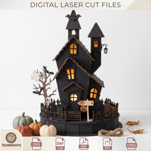 Peut inclure: Un modèle de maison hantée en bois découpé au laser noir avec des fenêtres éclairées, un sommet en forme de chauve-souris et une clôture. L'ensemble inclut un arbre dénudé, un squelette, un fantôme, une sorcière et un panneau. Trois citrouilles.