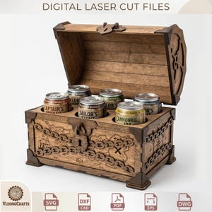 Op de afbeelding: Een houten schatkist met een open deksel, voorzien van lasergesneden kaartdetails, kettingmotieven en een centraal slotmechanisme. Het interieur bevat zes drankblikjes. De tekst DIGITAL LASER CUT FILES is bovenaan de afbeelding zichtbaar.