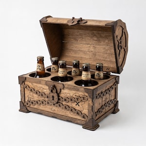 Op de afbeelding: Een houten kist met een open deksel, voorzien van een lasergegraveerd kaartontwerp, kettingdetails en een centraal hangslotmotief. De binnenkant bevat zes glazen flessen met labels Treasure Brew en Captain's Gold in ronde uitsparingen.