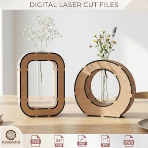 Könnte beinhalten: Zwei Vasen aus lasergeschnittenem Holz, eine rechteckige und eine kreisförmige, die jeweils ein Glasröhrchen für Blumen enthalten. Die Vasen sind hellbraun mit dunkelbraunen Akzenten. Der Text "DIGITAL LASER CUT FILES" steht oben.