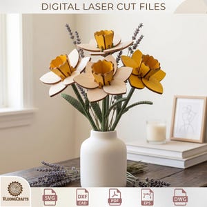 Può includere: File digitali per taglio laser per una composizione floreale in legno con tre narcisi dai centri gialli e petali in legno chiaro, accompagnati da steli verdi e rametti di lavanda viola in un vaso bianco. Include formati SVG, DXF, PDF, EPS e DWG.