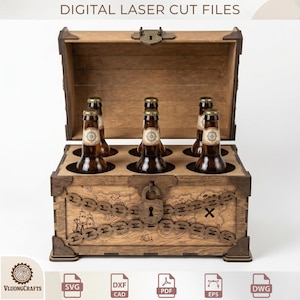 Op de afbeelding: Een houten kist met een open deksel, ontworpen voor zes glazen flessen. De buitenkant is voorzien van lasergesneden gravures van een schatkaart, een schip en een ketting met een centraal slot. De tekst DIGITAL LASER CUT FILES is zichtbaar.