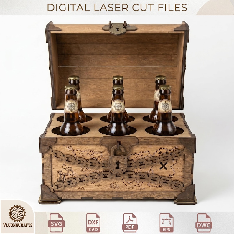 Op de afbeelding: Een houten kist met een open deksel, ontworpen voor zes glazen flessen. De buitenkant is voorzien van lasergesneden gravures van een schatkaart, een schip en een ketting met een centraal slot. De tekst DIGITAL LASER CUT FILES is zichtbaar.
