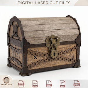 Op de afbeelding: Een houten schatkist met digitale lasersnijbestanden, een schedel- en gekruiste beenderen-embleem en een kaartontwerp. De kist heeft een messingkleurige grendel en hangslot, donkere houten hoekaccenten en een gebogen deksel.
