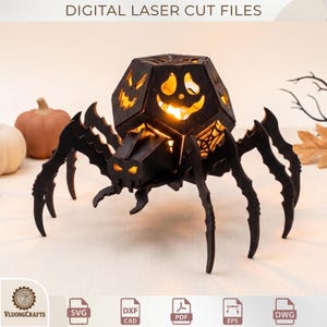 Peut inclure: Une lanterne araignée en bois noir découpée au laser avec une lumière orange brillante émanant de découpes en forme de visages de citrouilles et de toiles d'araignées. Le texte DIGITAL LASER CUT FILES est visible en haut.