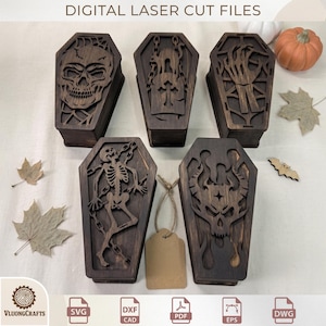 Peut inclure: Cinq boîtes en bois brun foncé en forme de cercueil avec des motifs découpés au laser, incluant un crâne, un chat sur une pierre tombale, une main squelettique, un squelette avec des chaînes et un crâne cornu. Texte DIGITAL LASER CUT FILES.