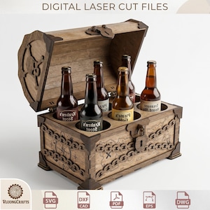 Op de afbeelding: Een houten schatkist voor zes flessen, voorzien van lasergesneden kaartdetails, een schedel-embleem aan de zijkant en een sluiting. De tekst DIGITAL LASER CUT FILES is bovenaan zichtbaar, met SVG, DXF, PDF, EPS en DWG iconen eronder.