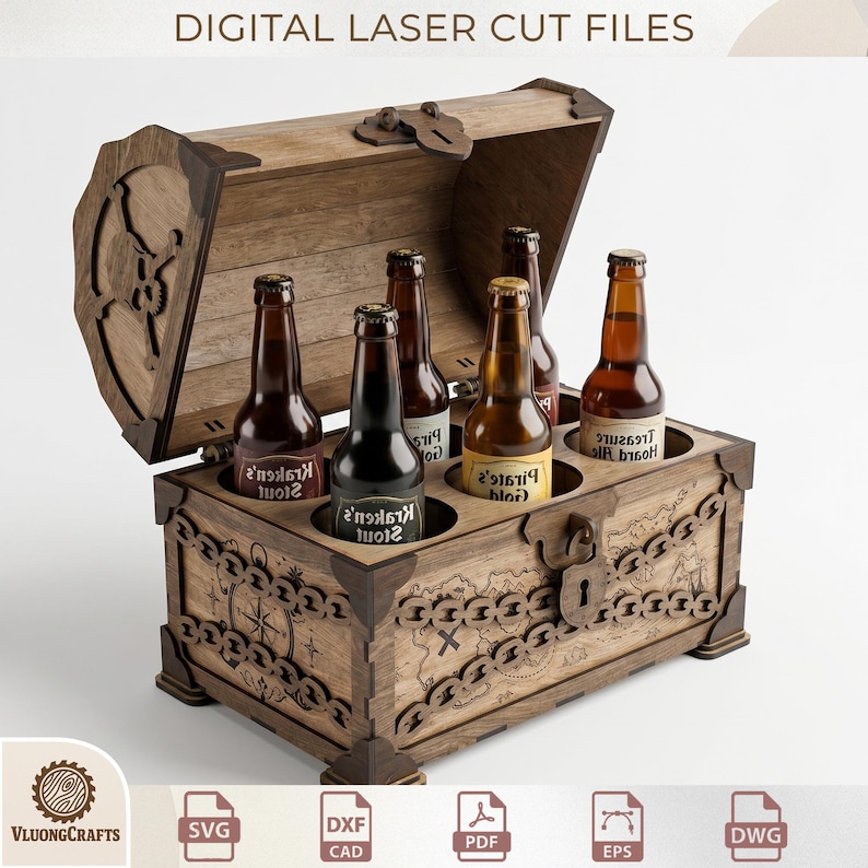 Op de afbeelding: Een houten schatkist voor zes flessen, voorzien van lasergesneden kaartdetails, een schedel-embleem aan de zijkant en een sluiting. De tekst DIGITAL LASER CUT FILES is bovenaan zichtbaar, met SVG, DXF, PDF, EPS en DWG iconen eronder.