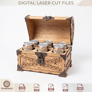 Op de afbeelding: Een houten schatkistdrager voor zes blikjes, met lasergesneden kaartdetails, donkere hoekaccenten en een centrale sluiting. De kist bevat zes blikjes met het label Treasure Ale. De tekst DIGITAL LASER CUT FILES is bovenaan zichtbaar.