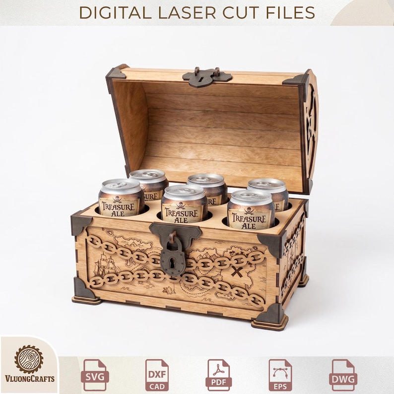 Op de afbeelding: Een houten schatkistdrager voor zes blikjes, met lasergesneden kaartdetails, donkere hoekaccenten en een centrale sluiting. De kist bevat zes blikjes met het label Treasure Ale. De tekst DIGITAL LASER CUT FILES is bovenaan zichtbaar.