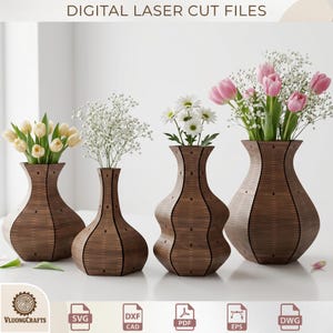 Könnte beinhalten: Vier braune Holzvasen mit unterschiedlichen geometrischen Formen, die jeweils einen Blumenstrauß enthalten. Der Text DIGITAL LASER CUT FILES steht oben, mit SVG-, DXF-, PDF-, EPS- und DWG-Symbolen unten. Die Vasen zeigen sichtbare Laserschnittnähte.