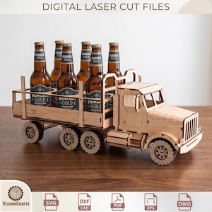 Pode incluir: Um modelo de caminhão de madeira cortado a laser projetado para conter seis garrafas de cerveja. A estrutura de madeira clara apresenta uma plataforma com divisórias para garrafas rotuladas como Aurora Gold. O caminhão tem rodas, cabine e grade detalhadas. O texto diz DIGITAL LASER CUT FILES.