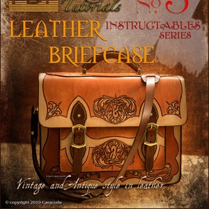 Puede incluir: Un maletín de cuero marrón y beige con grabados decorativos y hebillas doradas. La imagen incluye el texto "CARACODA Leathercraft" y "Leather Briefcase". Estilo vintage y antiguo.
