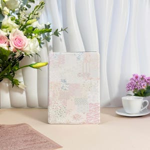 Funda rosa con diseño de patchwork para Kindle, compatible con Kindle de 6" (modelo 2024), compatible con Kindle blanco (modelos 11/10/12), funda Kobo con correa de mano, funda clásica para lector electrónico, regalo para amantes de los libros.