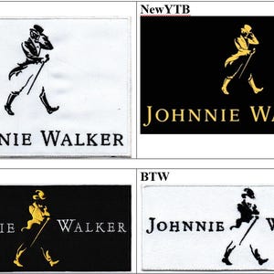 Puede incluir: Cuatro variaciones de una etiqueta rectangular con el logotipo de Johnnie Walker. El logotipo representa a un hombre con sombrero de copa caminando con un bastón. El texto "JOHNNIE WALKER" está debajo. Los esquemas de color son blanco y negro, y dorado sobre negro.